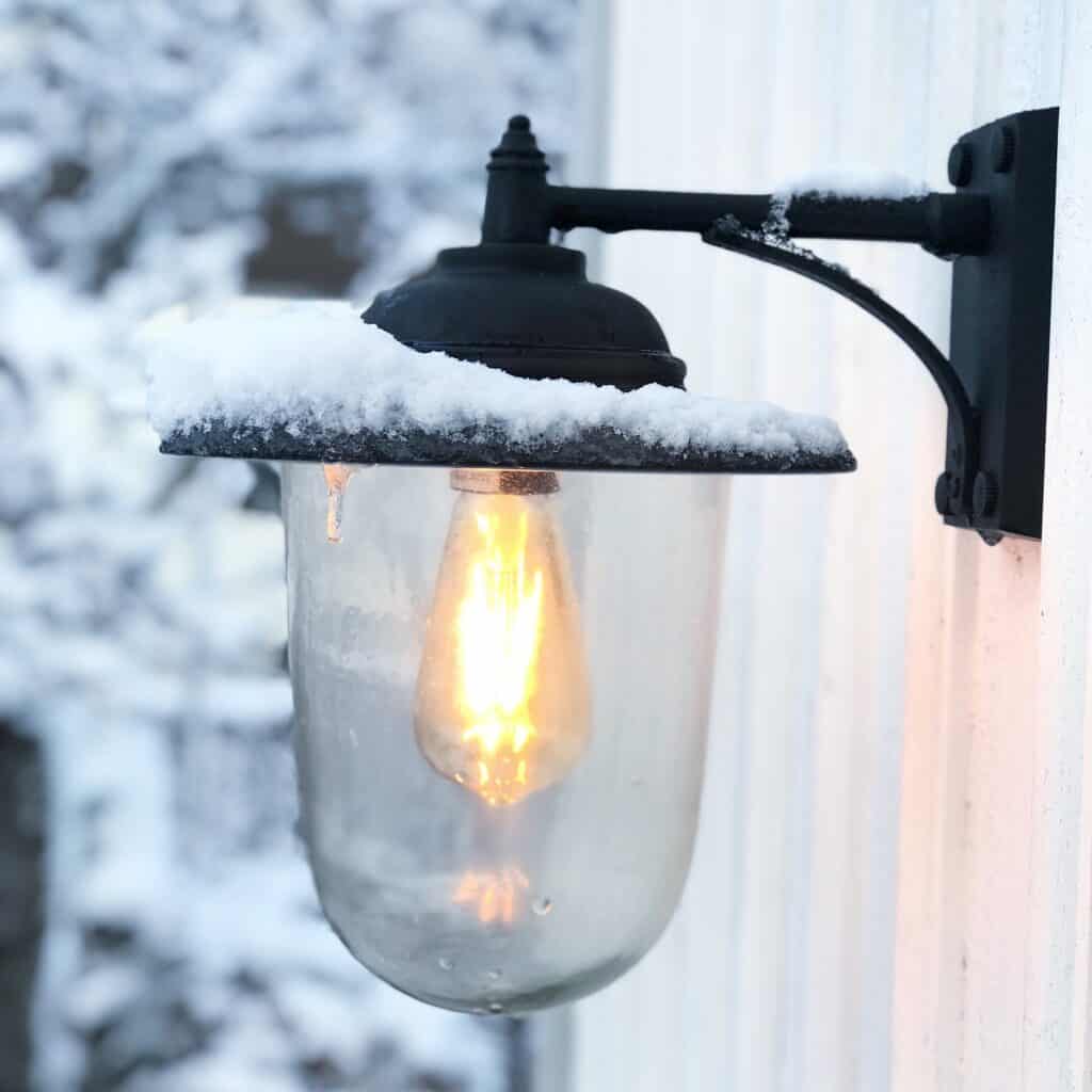 Svart utebelysning med glaskupa från varumärket Nordal.