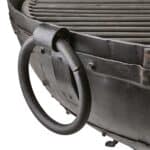 Detaljbild på eldkorg i järn med robust handtag och grillgaller.