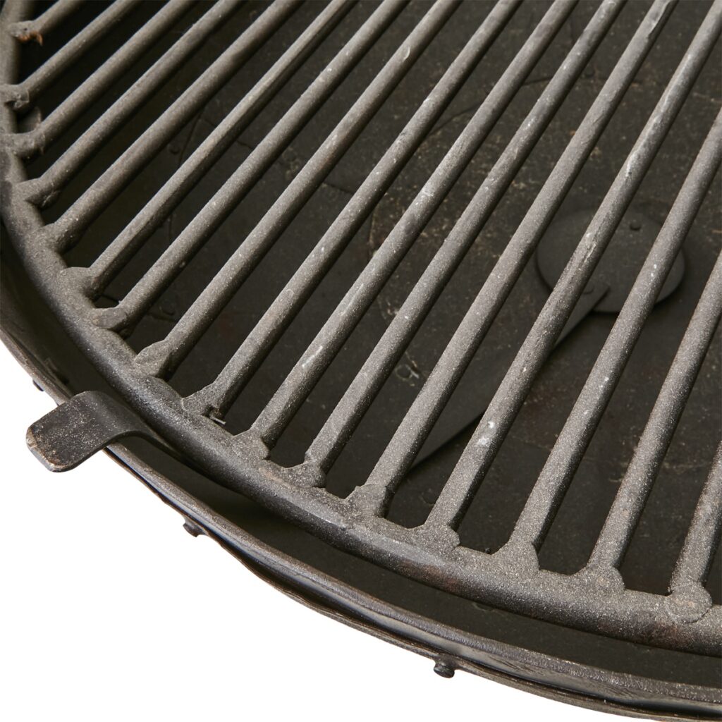 Detaljbild på eldkorgens robusta grillgaller i järn.