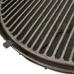 Detaljbild på eldkorgens robusta grillgaller i järn.