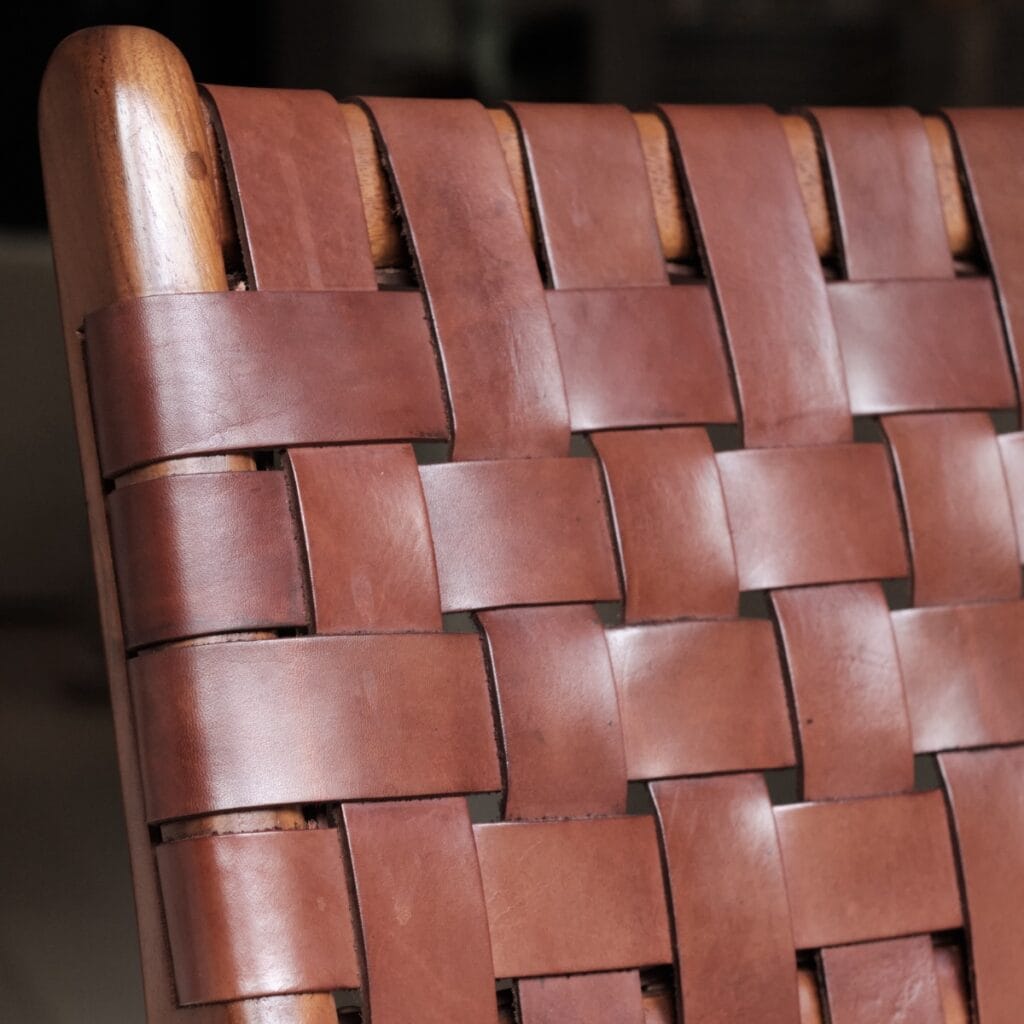 Detaljbild av stolen PORTO i färgen konjak från varumärket Wikholm form.