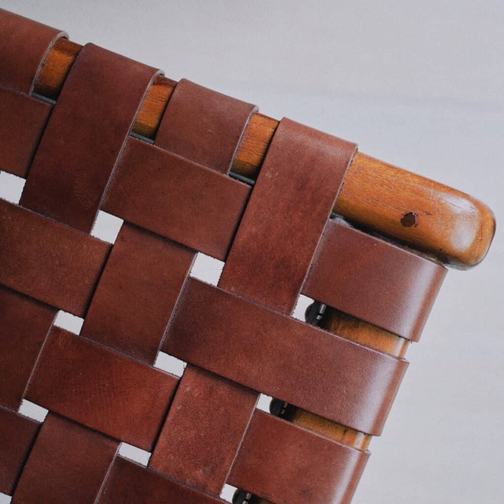 Detaljbild på flätad läder på stolen PORTO från varumärket Wikholm form.