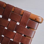 Detaljbild på flätad läder på stolen PORTO från varumärket Wikholm form.