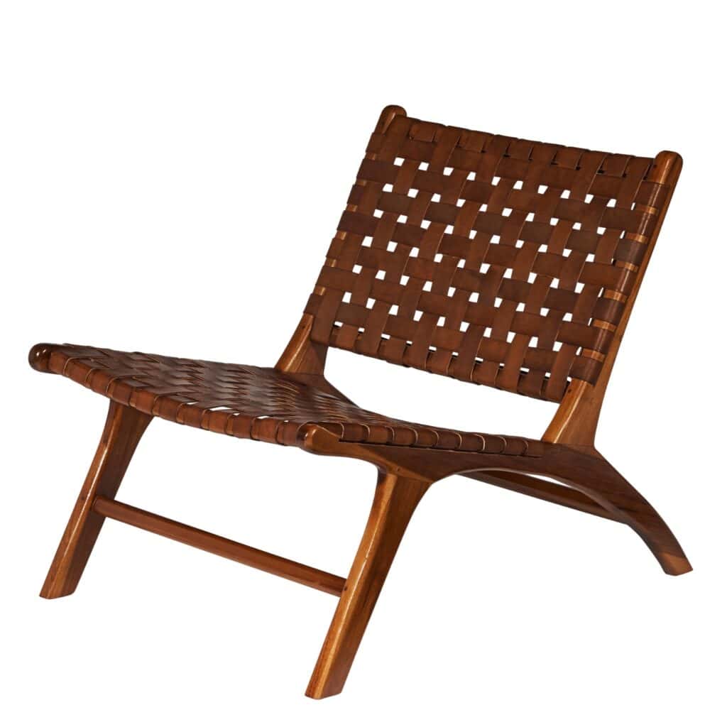 Stor fåtölj från serien PORTO i konjaksfärgat flätat läder med en robust träram, designad av Wikholm Form. Perfekt för att skapa en elegant och inbjudande atmosfär i hemmet.