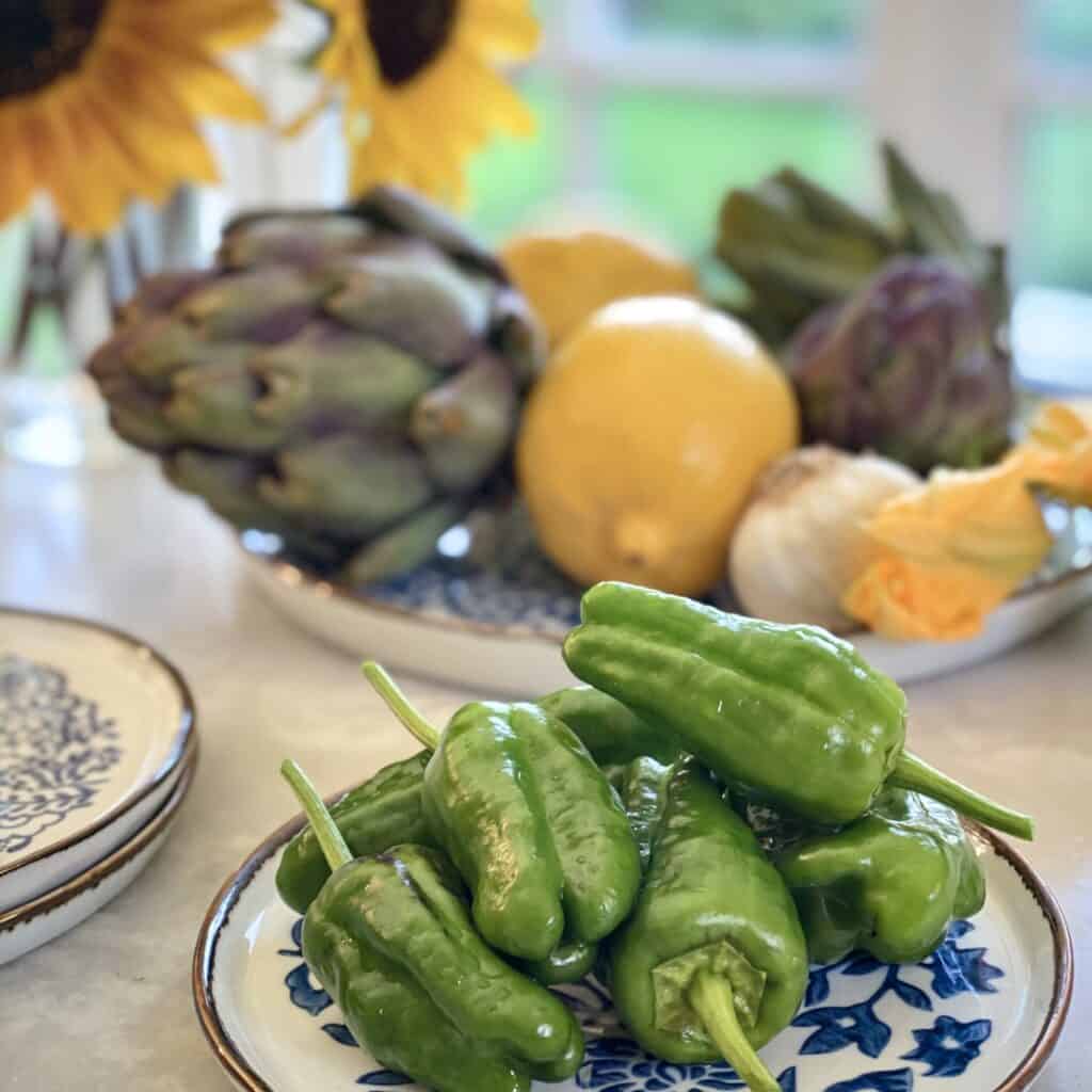 Närbild på tallrik MOLLY samt grönsaker samt solrosor.