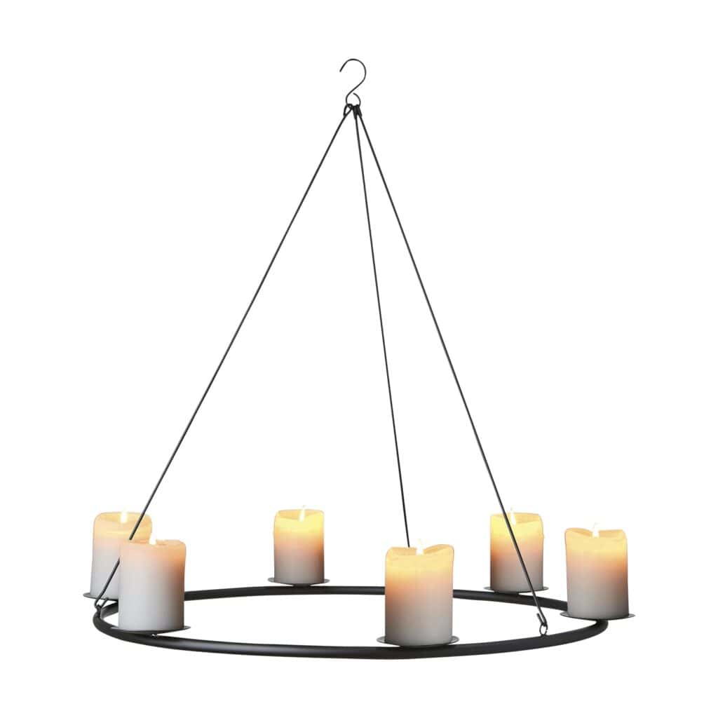 AXEL takkrona i svart metall med plats för sju blockljus, hängande från en krok.