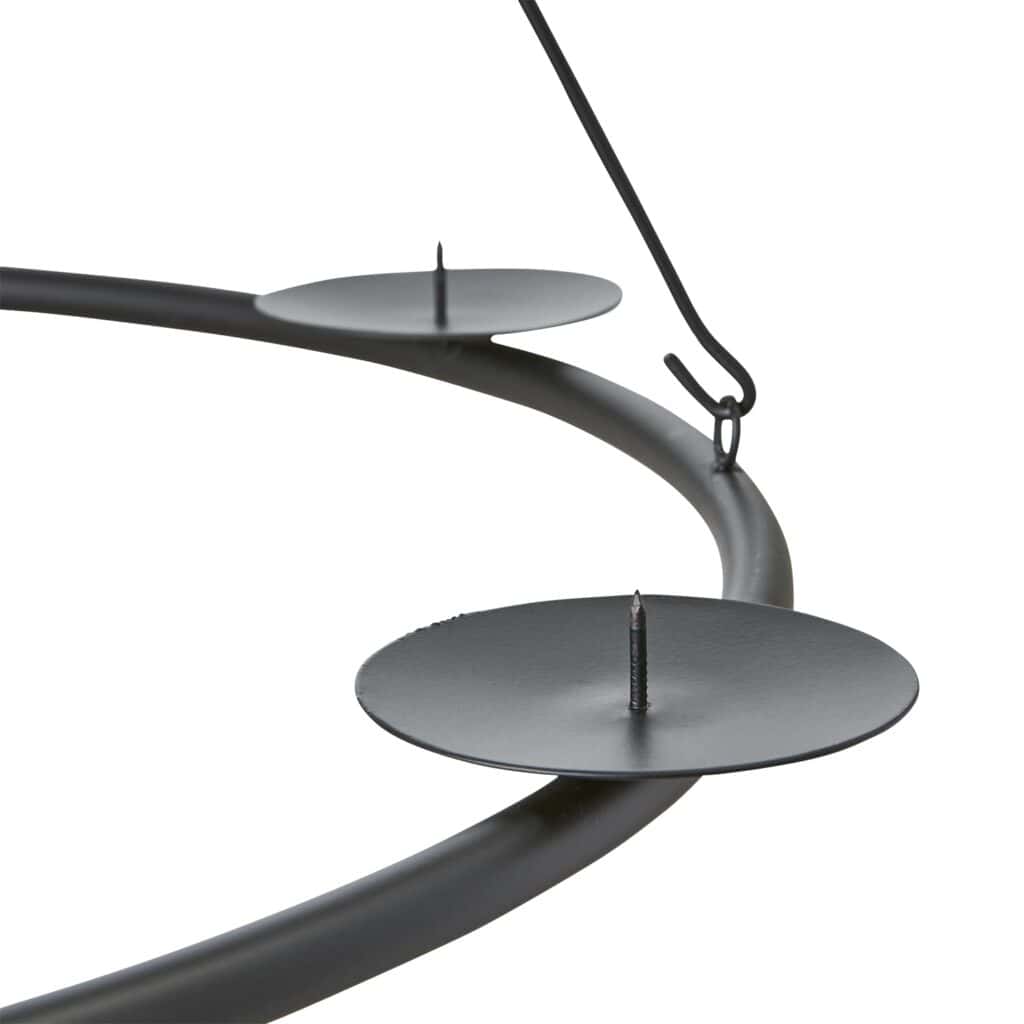 Närbild på ljushållare med ljusspik på AXEL takkrona i svart metall.