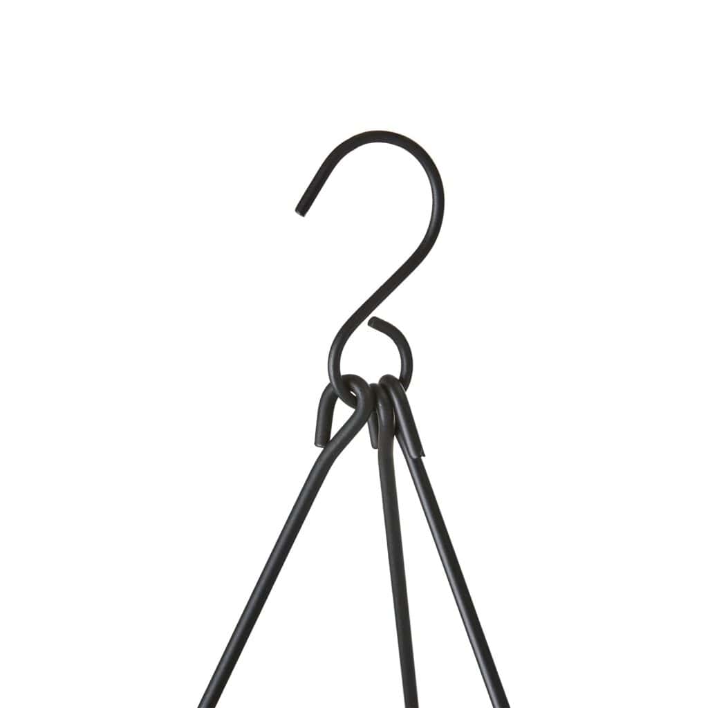 Närbild på krokfäste för upphängning av AXEL takkrona i svart metall.