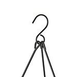 Närbild på krokfäste för upphängning av AXEL takkrona i svart metall.