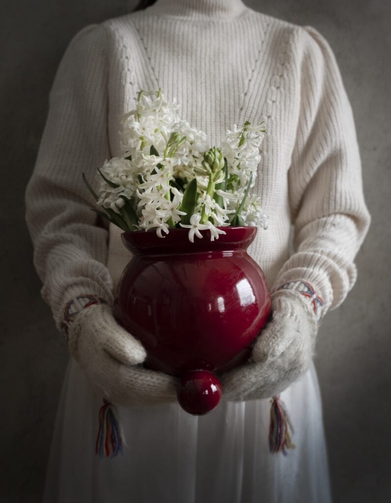 Röd kruka ANYA med vita hyacinter.