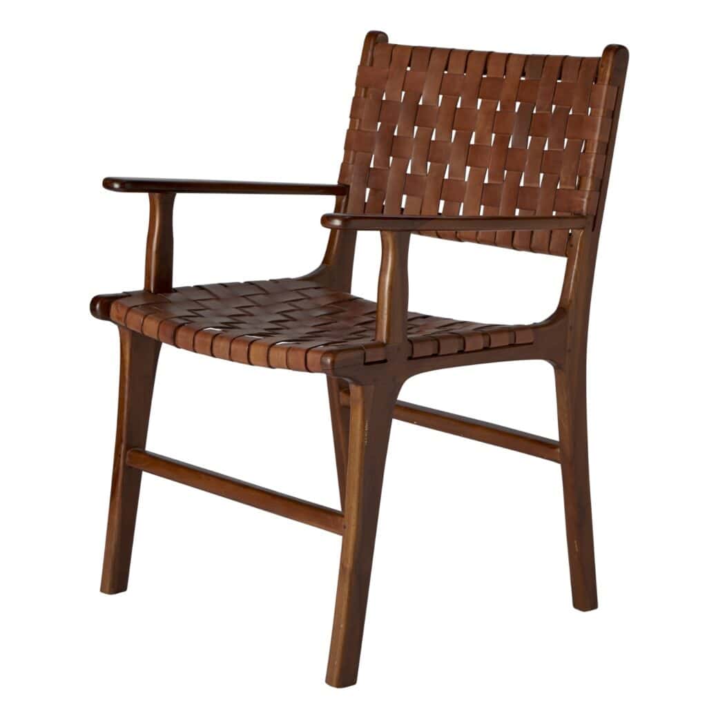 Stol med armstöd i serien PORTO från Wikholm Form, klädd i flätat konjaksfärgat läder med en ram av mörkt trä som ger en rustik och elegant känsla.