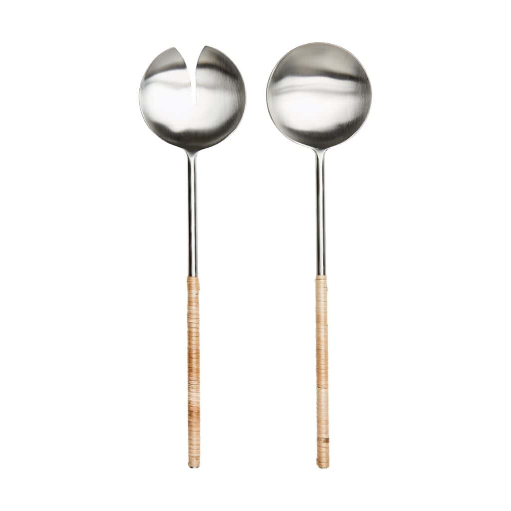 Ett par eleganta salladsbestick från Affari of Sweden, modell ODIN. Besticken är tillverkade i rostfritt stål med handtag i bambu, och är perfekta för att servera sallader med stil.