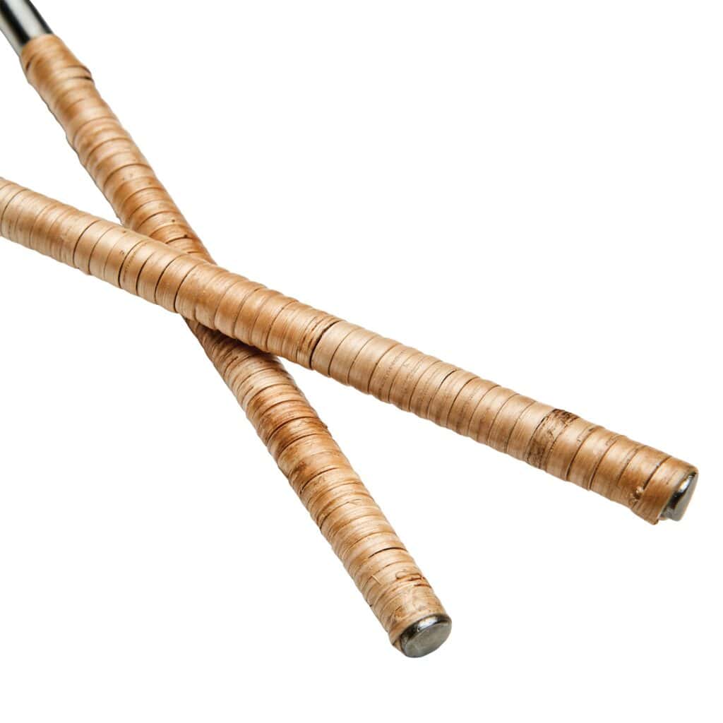 Närbild av handtaget på salladsbestick Odin från Affari of Sweden, tillverkade i rostfritt stål med handgjorda handtag i bambu.