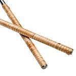 Närbild av handtaget på salladsbestick Odin från Affari of Sweden, tillverkade i rostfritt stål med handgjorda handtag i bambu.