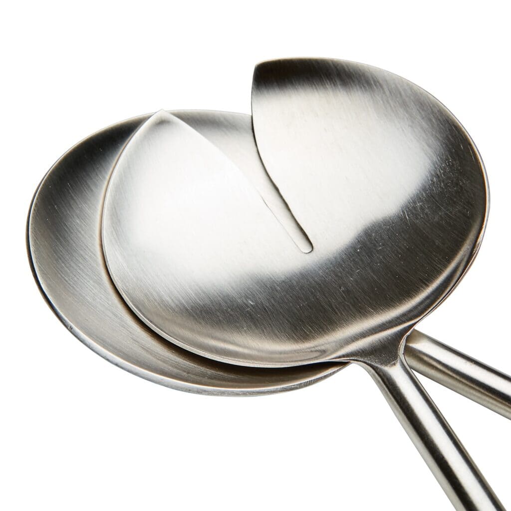 Närbild på sked- och gaffelhuvuden av salladsbesticken ODIN från Affari of Sweden, tillverkade av rostfritt stål.