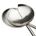 Närbild på sked- och gaffelhuvuden av salladsbesticken ODIN från Affari of Sweden, tillverkade av rostfritt stål.