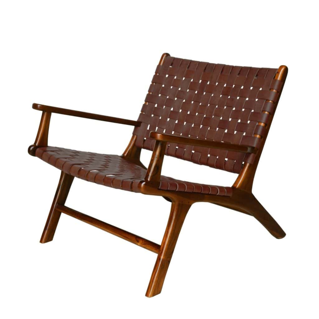 Porto - en elegant loungestol med flätad sits och ryggstöd i konjaksfärgat läder, kompletterad med en robust träram och armstöd – perfekt för en mysig och stilren inredning.