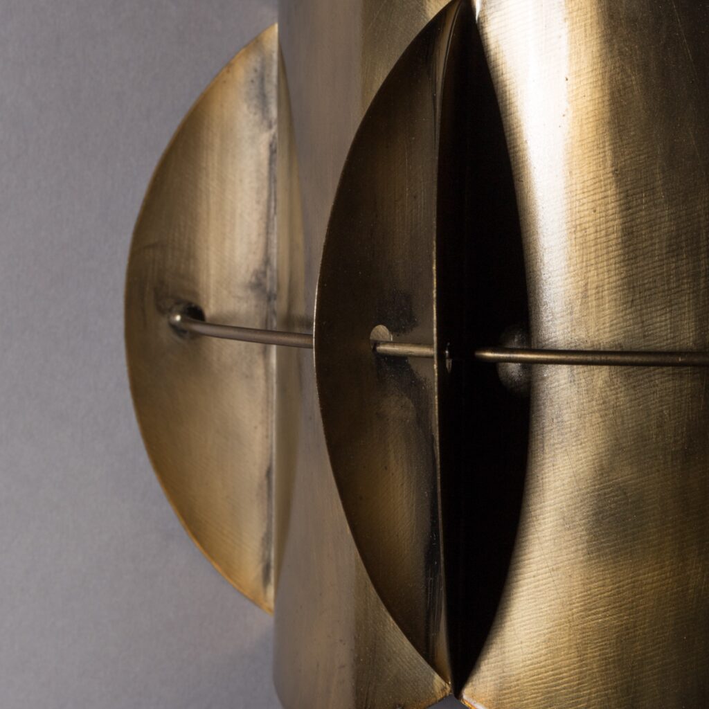 Detaljbild på vägglampa Corridor i antik mässing med skulptural design