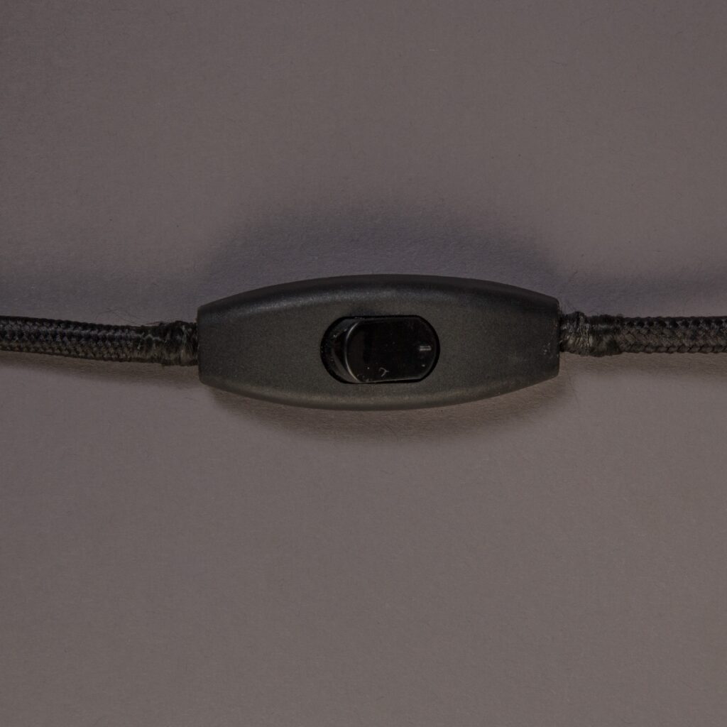 Detalj på vägglampa Corridor med strömbrytare på kabel