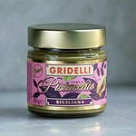 Burk med Gridelli Crema al Pistacchio, en söt och silkeslen pistagekräm från Sicilien, placerad på ett grått underlag.