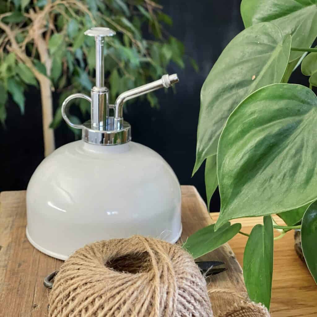 Vacker blomsputa i vitt från varumärket Wikholm form.