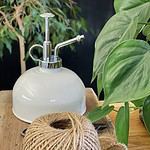 Vacker blomsputa i vitt från varumärket Wikholm form.