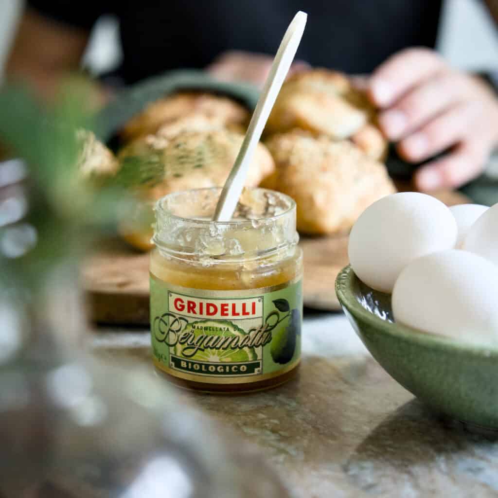 Bergamottmarmelad från Gridelli i glasburk med sked, serverad till frukostbröd