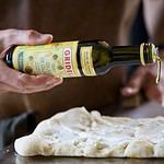 Gridelli Citronolivolja - ekologisk extra vergine olivolja smaksatt med citron, hälls över Pinsa.