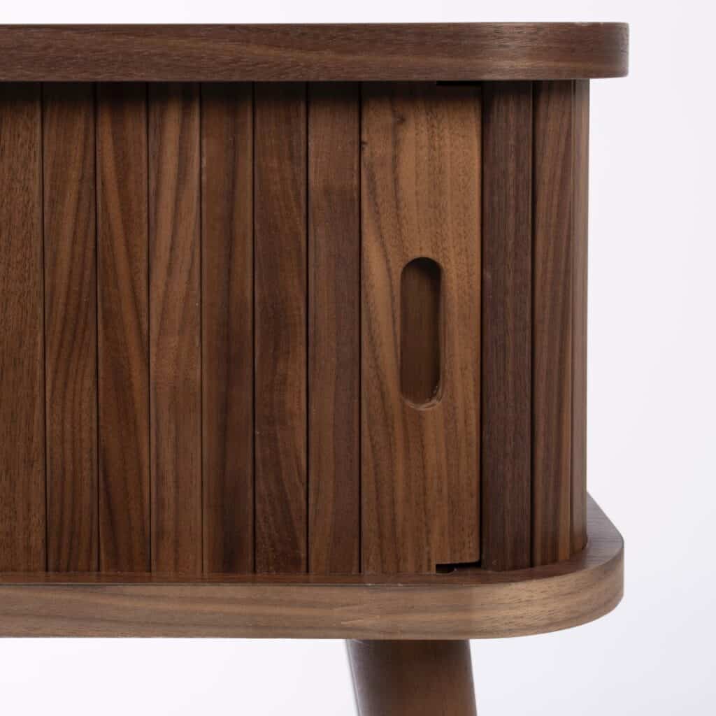 Detalj på sängbord Barbier i valnöt med integrerat handtag och skjutdörr