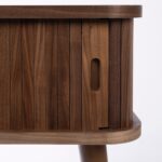 Detalj på sängbord Barbier i valnöt med integrerat handtag och skjutdörr