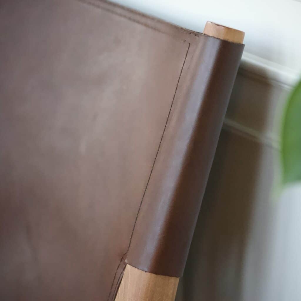 Detaljbild på ryggstödet på fåtöljen FARO i brun från varumärket Wikholm form.