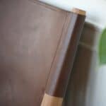 Detaljbild på ryggstödet på fåtöljen FARO i brun från varumärket Wikholm form.