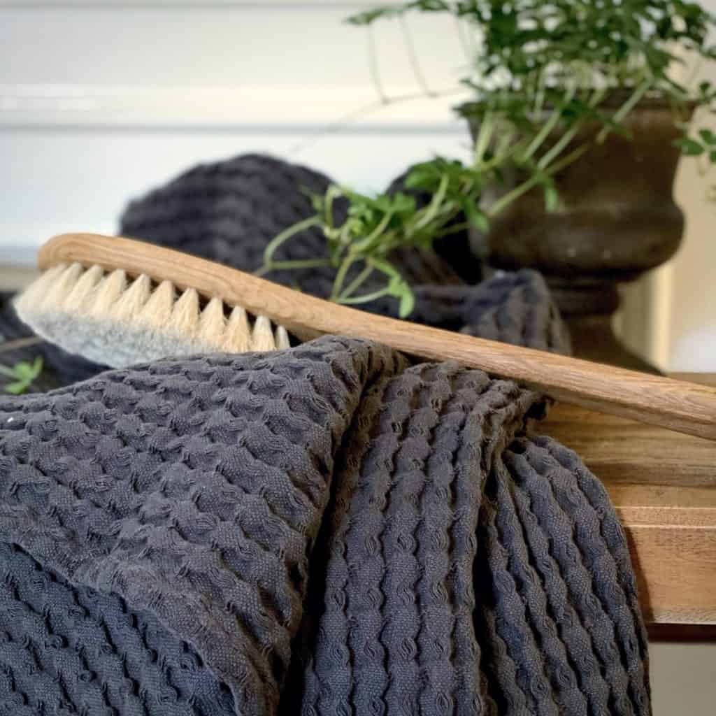 badhandduk YASU grafitgrå Wikholmform