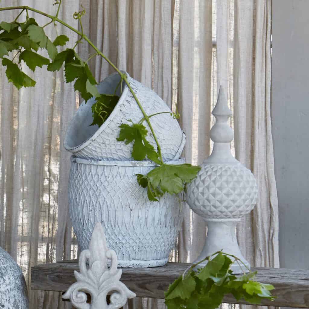 Dekoration VERDA i gråmelerad betong från Wikholm Form, diameter 17 cm, höjd 42 cm.