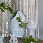 Dekoration VERDA i gråmelerad betong från Wikholm Form, diameter 17 cm, höjd 42 cm.