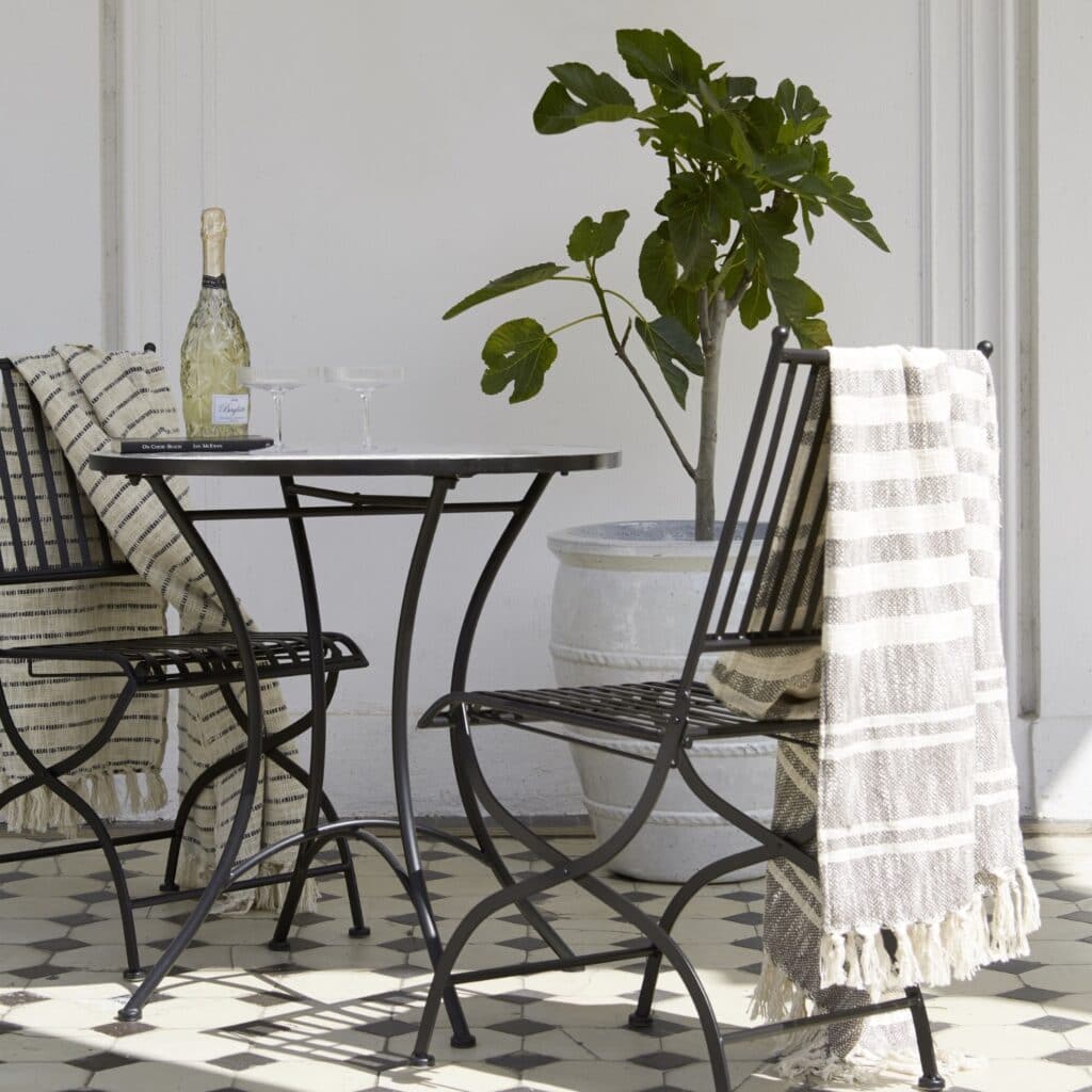 17073-4-trädgårdsbord-vit-VENICE-Wikholm form-trädgårdsmöbler-Hemängtan