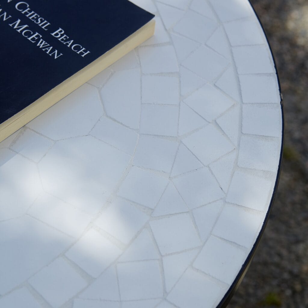 17073-5-trädgårdsbord-VENICE-vit-Wikholm form-trädgårdsmöbler-Hemlängtan