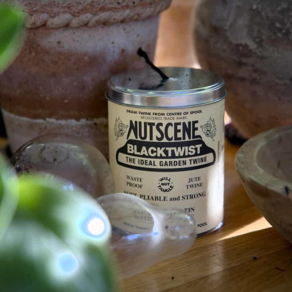 snöre på burk svart Nutscene