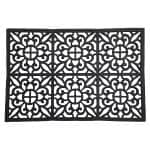 Svart gummidörrmatta SPICA med ornamentmönster på vit bakgrund.