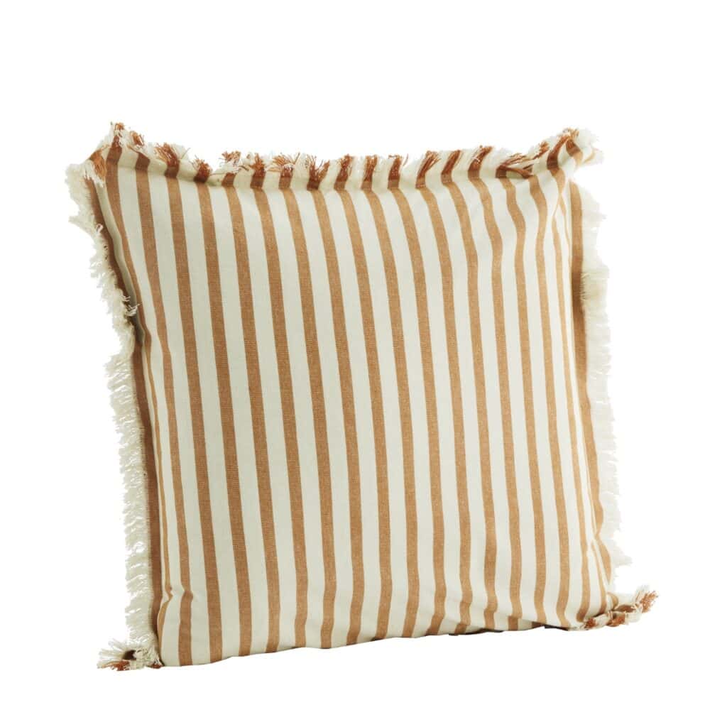 Kuddfodral med fransar i dov orange från Madam Stoltz, med vertikala ränder och en mjuk bomullstextur.