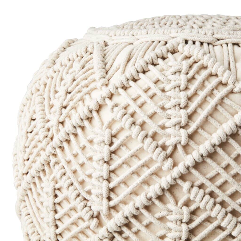 Närbild av Juni sittpuff i flätad makramé från Affari of Sweden, elfenbensfärgad.