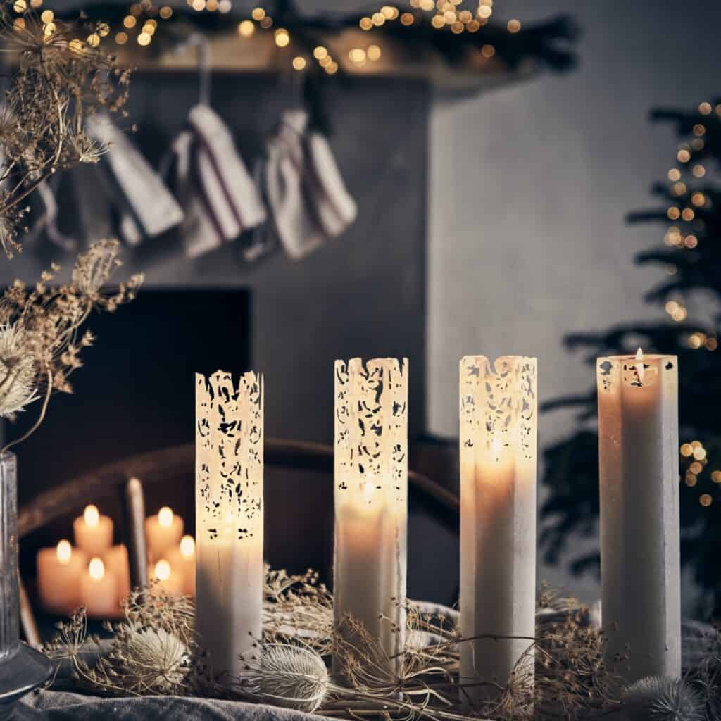En vacker juldukning med spindelvävsljus från Affari of Sweden, omgivna av torkade växter och juldekorationer i en mysig miljö.