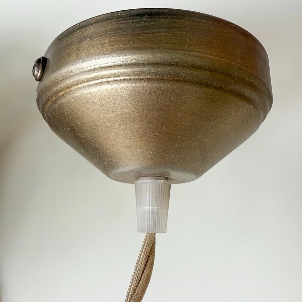 Närbild på mässingsfärgad takkopp till taklampa Ingrid från Strömshaga