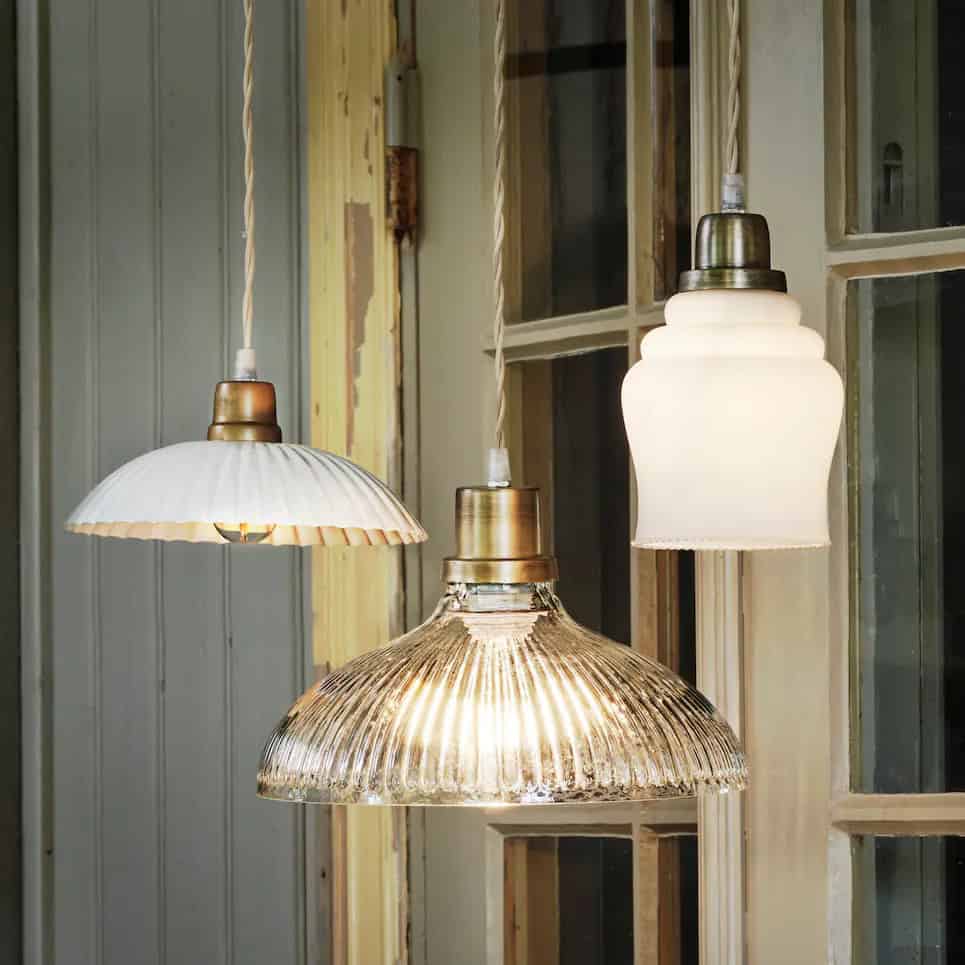 Taklampa Ingrid i antikvit plåt tillsammans med glaslampor från Strömshaga i varm lantlig miljö