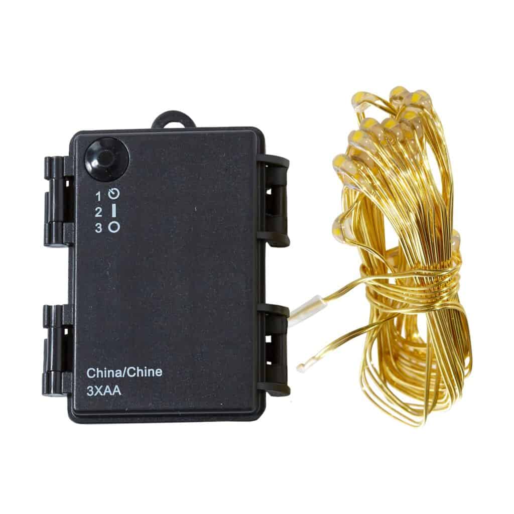 Batteribox och ljusslinga i guld från Wikholm Form, visar detaljer på batterilådan och den guldfärgade slingan.