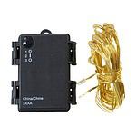 Batteribox och ljusslinga i guld från Wikholm Form, visar detaljer på batterilådan och den guldfärgade slingan.