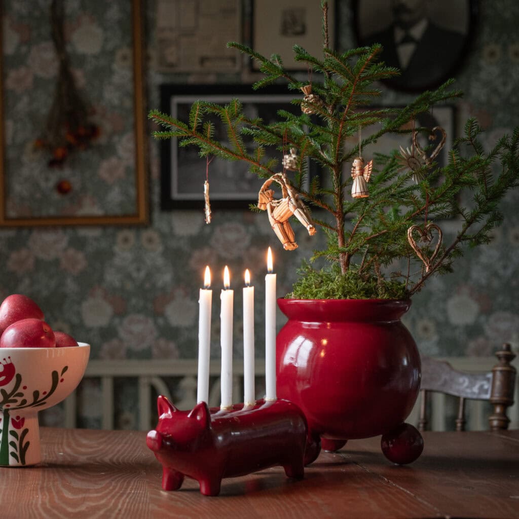 Julkruka ANYA röd 13x15 cm från Wikholm form med liten gran och halmdekorationer, perfekt som juldekoration.