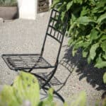 Trädgårdsstol VENICE i svart metall från Wikholm Form, klassisk hopfällbar stol för trädgård och uteplats.