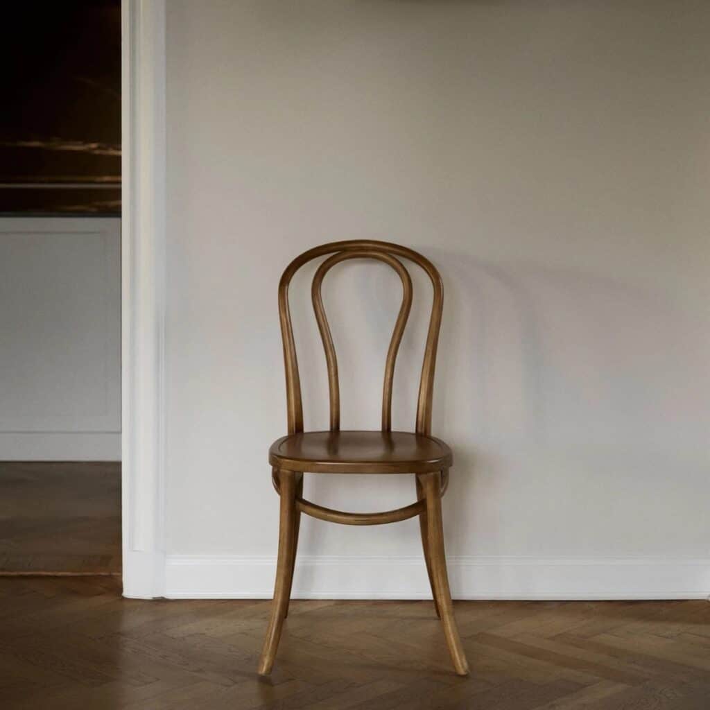 Klassisk bistrostol i björkträ placerad mot vägg i skandinavisk inredning