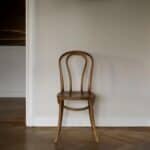 Klassisk bistrostol i björkträ placerad mot vägg i skandinavisk inredning